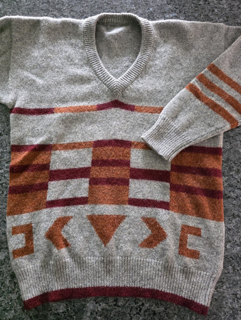 Vintage Men's V-Neck Geometric Pattern Wool Sweater Sz S/M P2P 19"